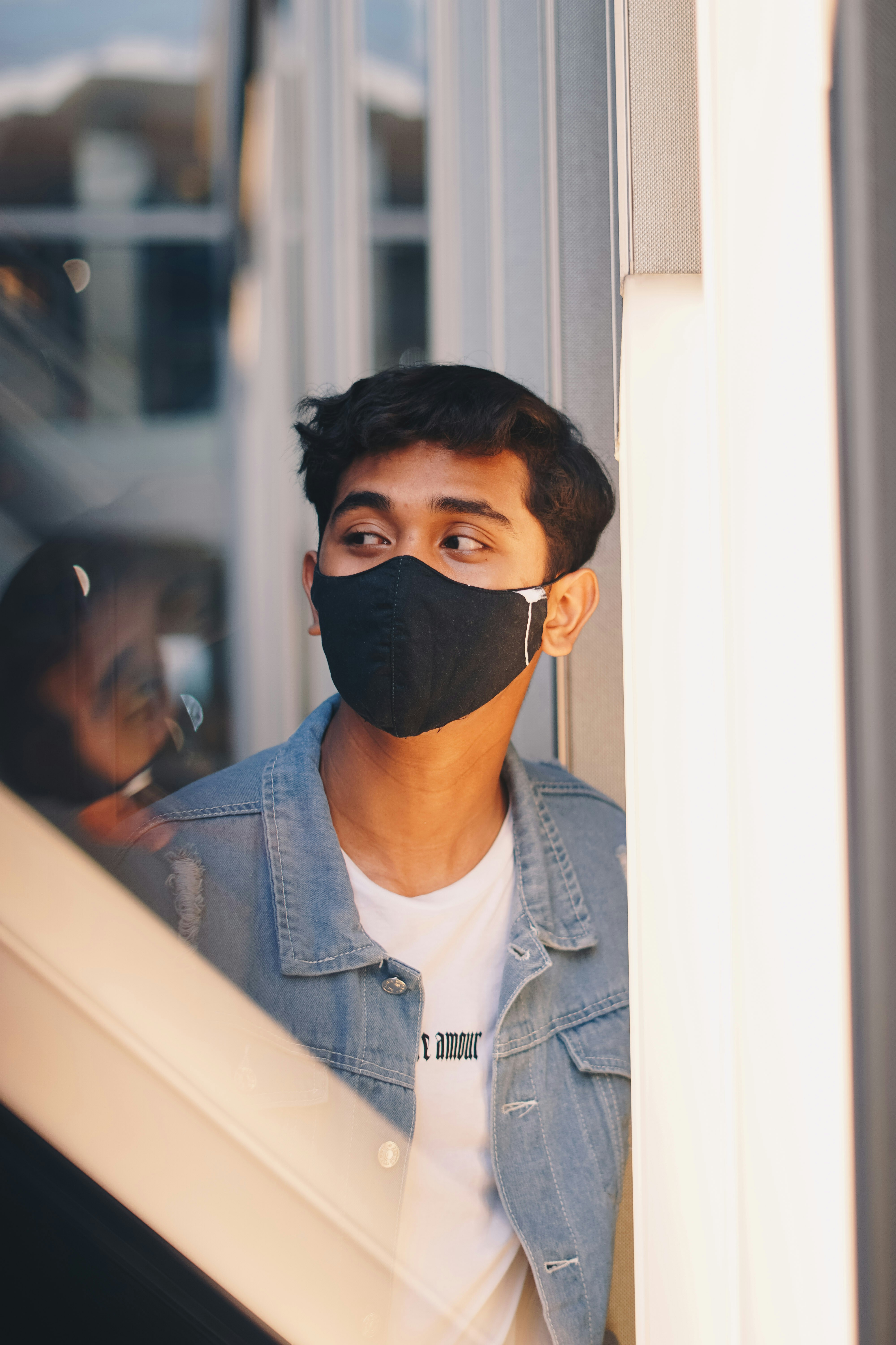 最新更新:光影对照海报图